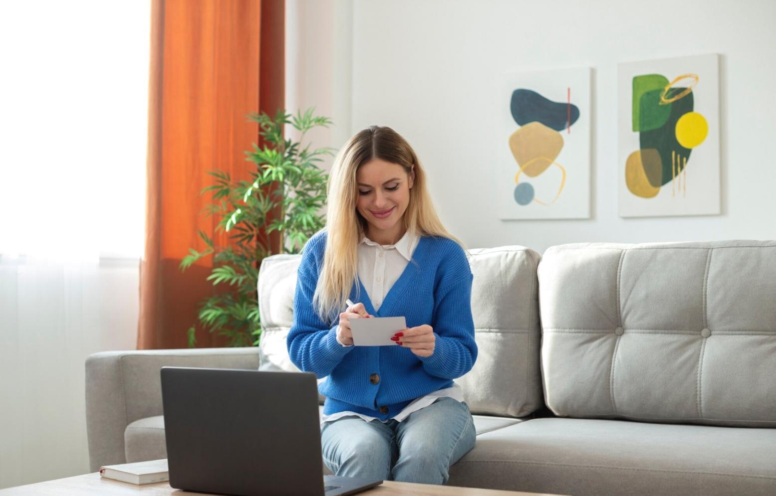 Análisis financiero en acción - espacio de trabajo con datos y planificación estratégica